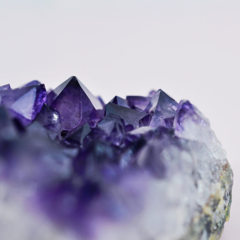 Nahaufnahme von violetten Amethyst Kristallen.