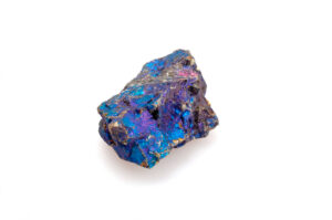 Schillernd bunter Chalkopyrit mit violett/blauer Oberfläche.