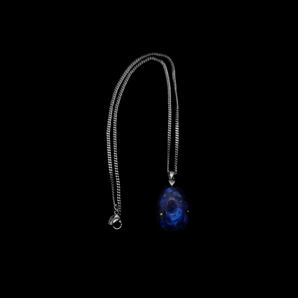 Orgonit Amulett in Blau mit silberner Kette.