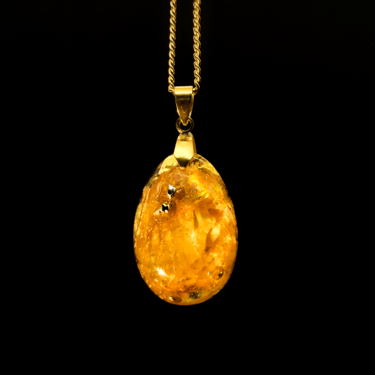Orgonit Schmuck Anhänger aus Edelsteinen mit Citrin & gelbem Opal in gelber Farbe mit goldener Collierschlaufe und goldener Kette.