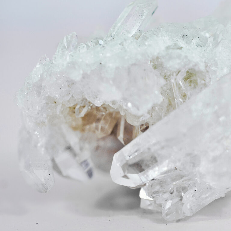 Klare Bergkristall Spitzen einer Quarz-Kristallgruppe.