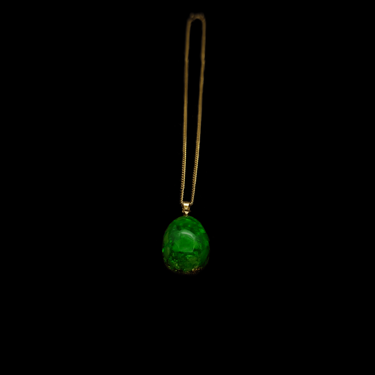 Hellgrünes Orgonit Amulett mit grünem Opal und Peridot mit goldener Kette.