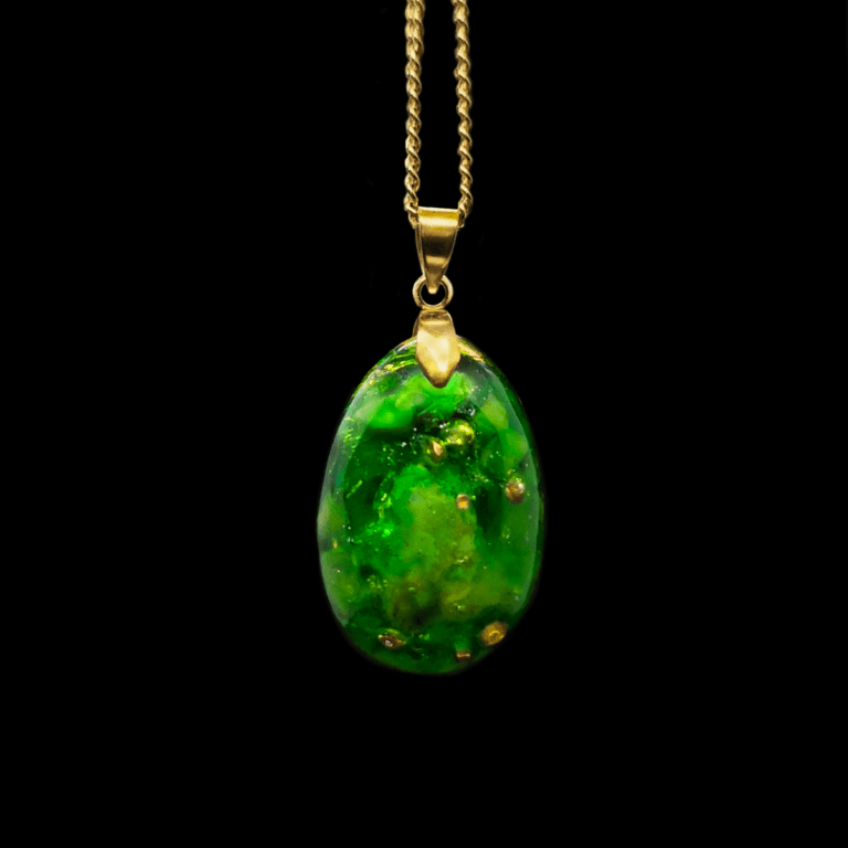 Orgonit Schmuck Anhänger aus Edelsteinen mit Opal in grüner Farbe mit goldener Collierschlaufe und goldener Kette.