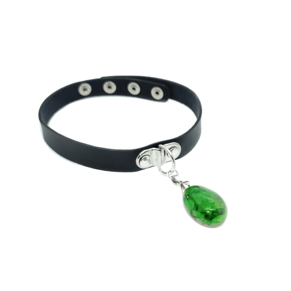 Grünes Orgonit Amulett "Spring" mit Opalen, grünen Edelsteinen & einem silbernen Kunstlederchoker.