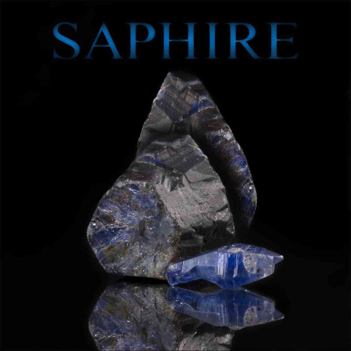 Blauer Saphirkristall und Roh Edelstein mit Überschrift "SAPHIRE"