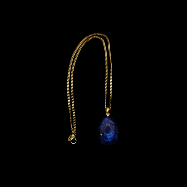 Blaue Orgonit Halskette mit goldener Kette. Die Orgonit Kette hat einen Karabiner als Verschluss.