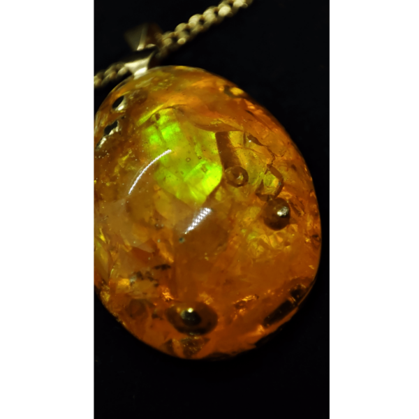 Nahaufnahme eines Golden People Orgonit Amuletts. Zu sehen ist opalisierender Citrin mit gelbem Opal.