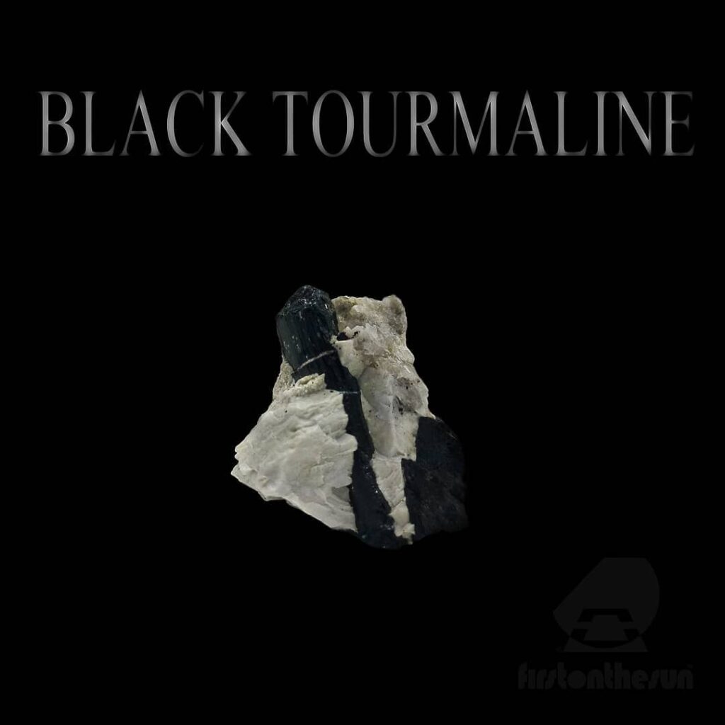Schwarzer Turmalin Kristall auch Schörl genannt mit Überschrift "BLACK TOURMALINE". Der schwarze Turmalin ist ein bekannter Schutzstein.