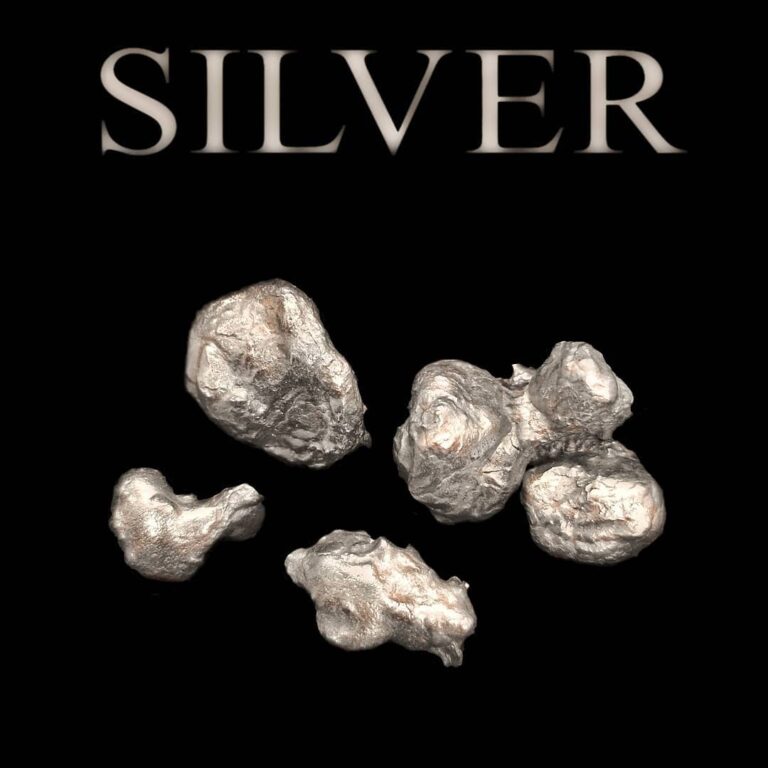 Silbernuggets auf schwarzem Hintergrund mit Beschriftung "SILBER". Symbolbild für die spirituelle Bedeutung von Silber