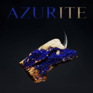 Azurit auf schwarzem Hintergrund mit Beschriftung "AZURIT"