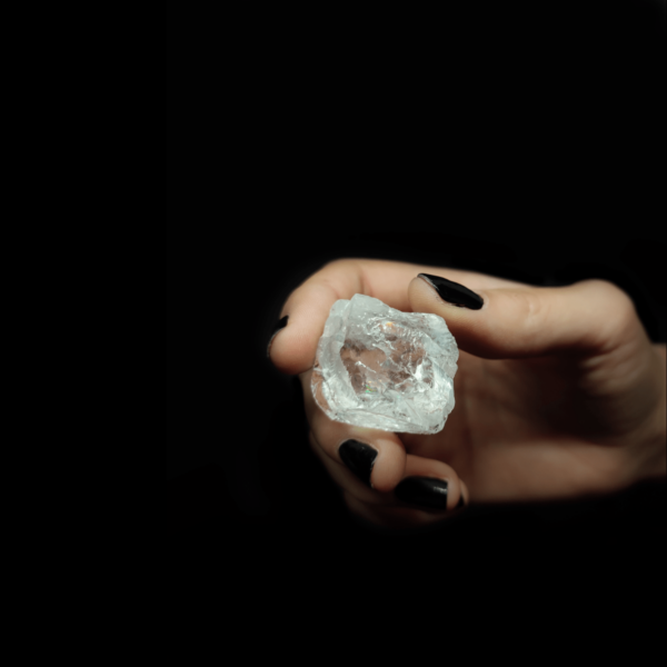Ein Bergkristall Rohstein, welcher in der Wassersteinmischung Bergnahzeit enthalten sein kann.