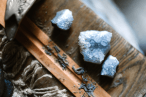 Blauquarz Drusenstücke. Die Kristalle der Edelsteine sind deutlich zu erkennen.