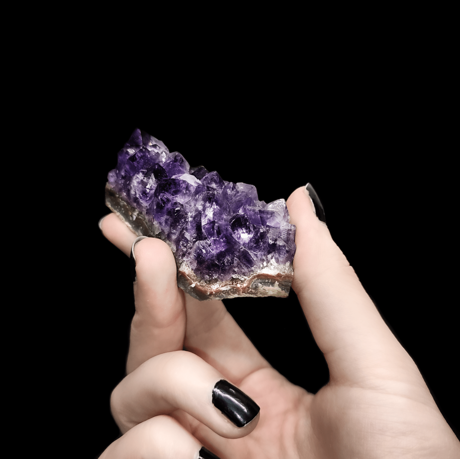 Produktpräsentation einer makellosen Amethyst Stufe in tiefstem Violett. Die Kristalle des Amethysten sind gut zu erkennen.