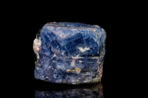 Blauer Saphir-Kristall in typischer Form roher Kunde.