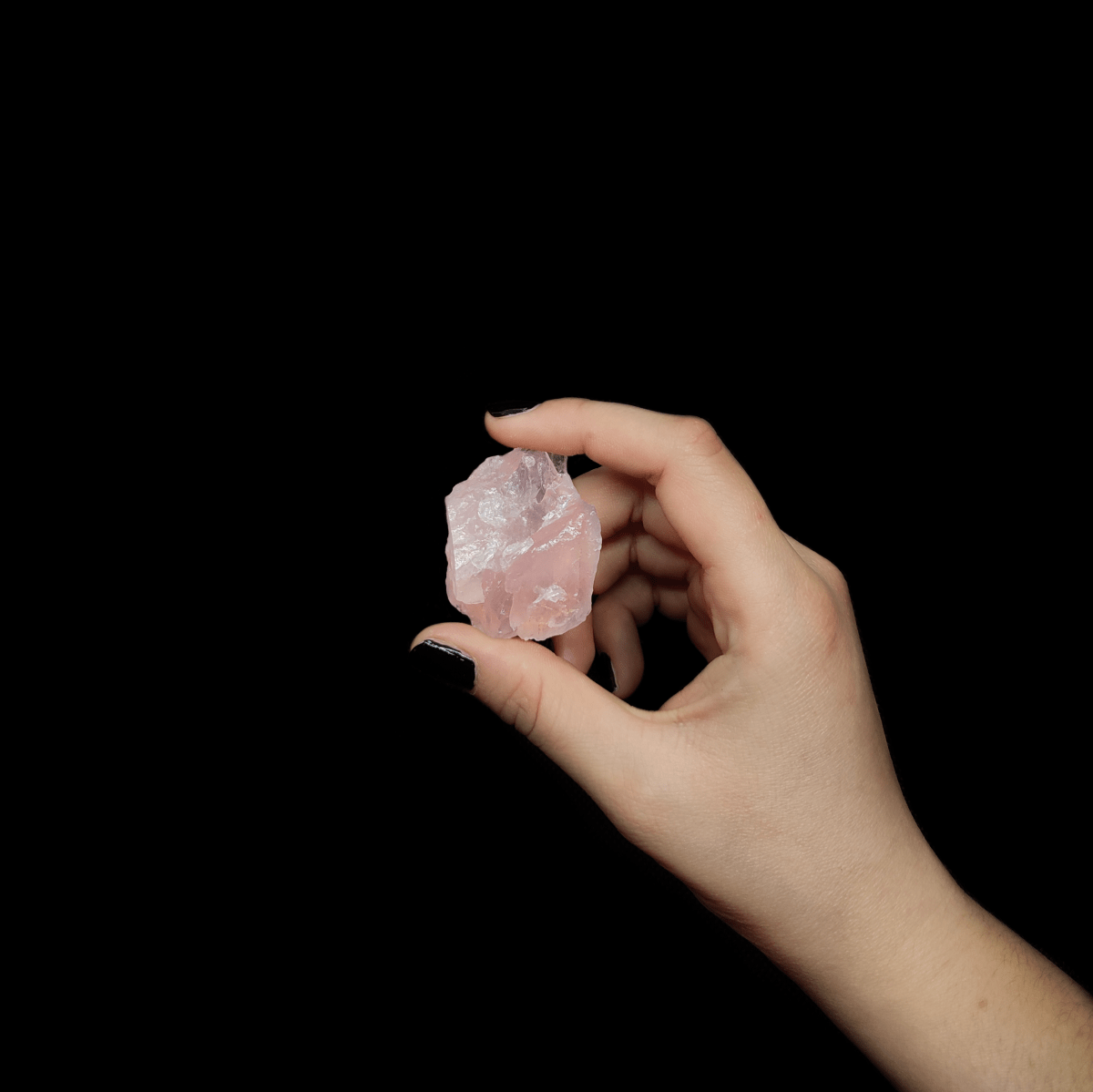 Ein Rosenquarz Rohstein, welcher in der Wassersteinmischung Bergnahzeit enthalten sein kann.