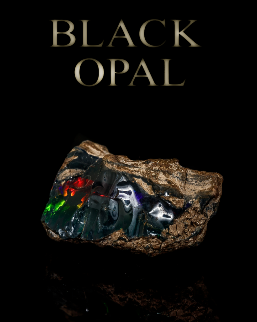 Schwarzer Opal auf schwarzem Hintergrund mit Beschriftung "BLACK OPAL"