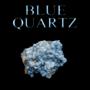 Blauquarzkristalle auf schwarzem Hintergrund mit Beschriftung "BLUE QUARTZ"