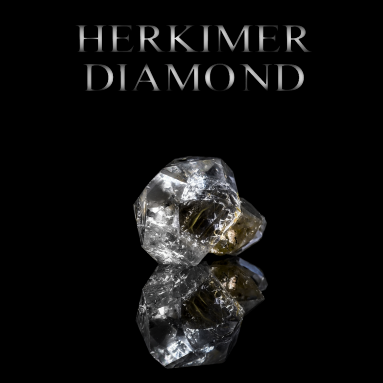 Herkimer Diamant gespiegelt auf schwarzem Hintergrund mit Beschriftung "HERKIMER DIAMOND". Symbolbild für die Bedeutung, Wirkung & Spirituellen Eigenschaften von Herkimer Diamant.