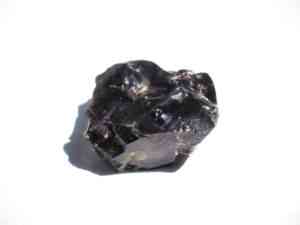 Schwarzer Obsidian Rohstein mit klarer Struktur.