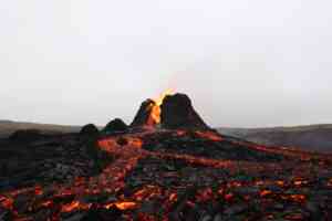 Aktiver Vulkan, welcher von verbrannter Erde, Schlacke & Obsidian umgeben ist.