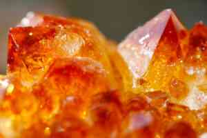 Orangene Kristalle, welche aus erhitztem Amethyst entstanden.