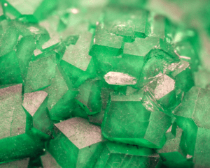 Nahaufnahme von grünen Fluorit Kristallen. Diese sind quadratisch.