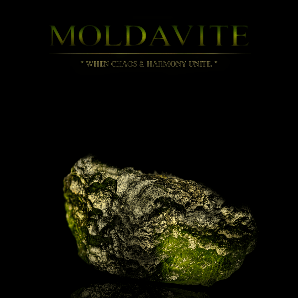 Grüner Moldavit Edelstein mit Beschriftung "MOLDAVITE When Chaos & Harmony unite". Symbolbild zur Klärung der spirituellen Eigenschaften von Moldavit.