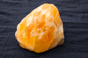 Ein besonders farbintensiver & schöner Orangencalcit Rohstein.