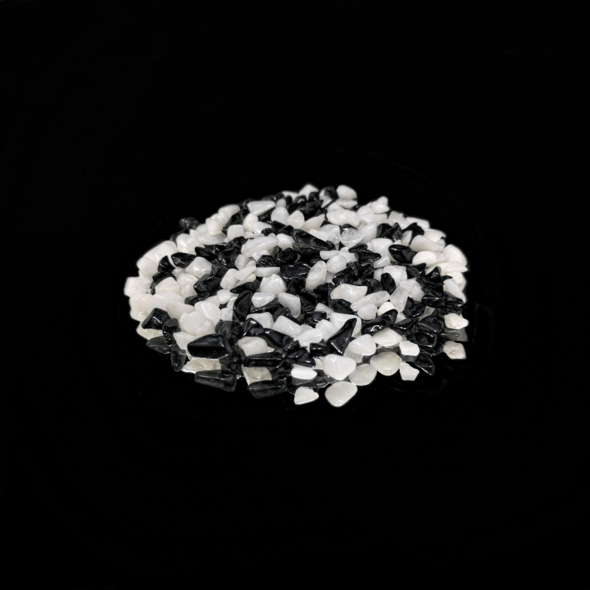 Crystal Confetti Schwarzer Turmalin und Schneequarz Trommelsteine auf schwarzem Hintergrund