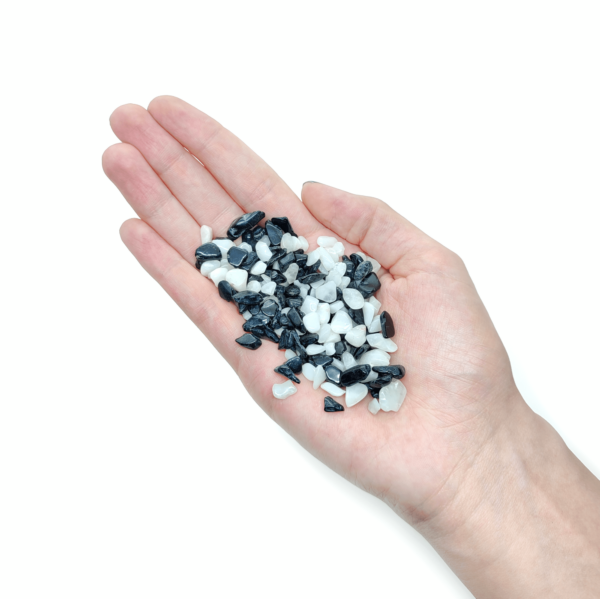 Crystal Konfetti, welches aus Schwarzen Turmalin & Schneequarz Trommelsteinen besteht.