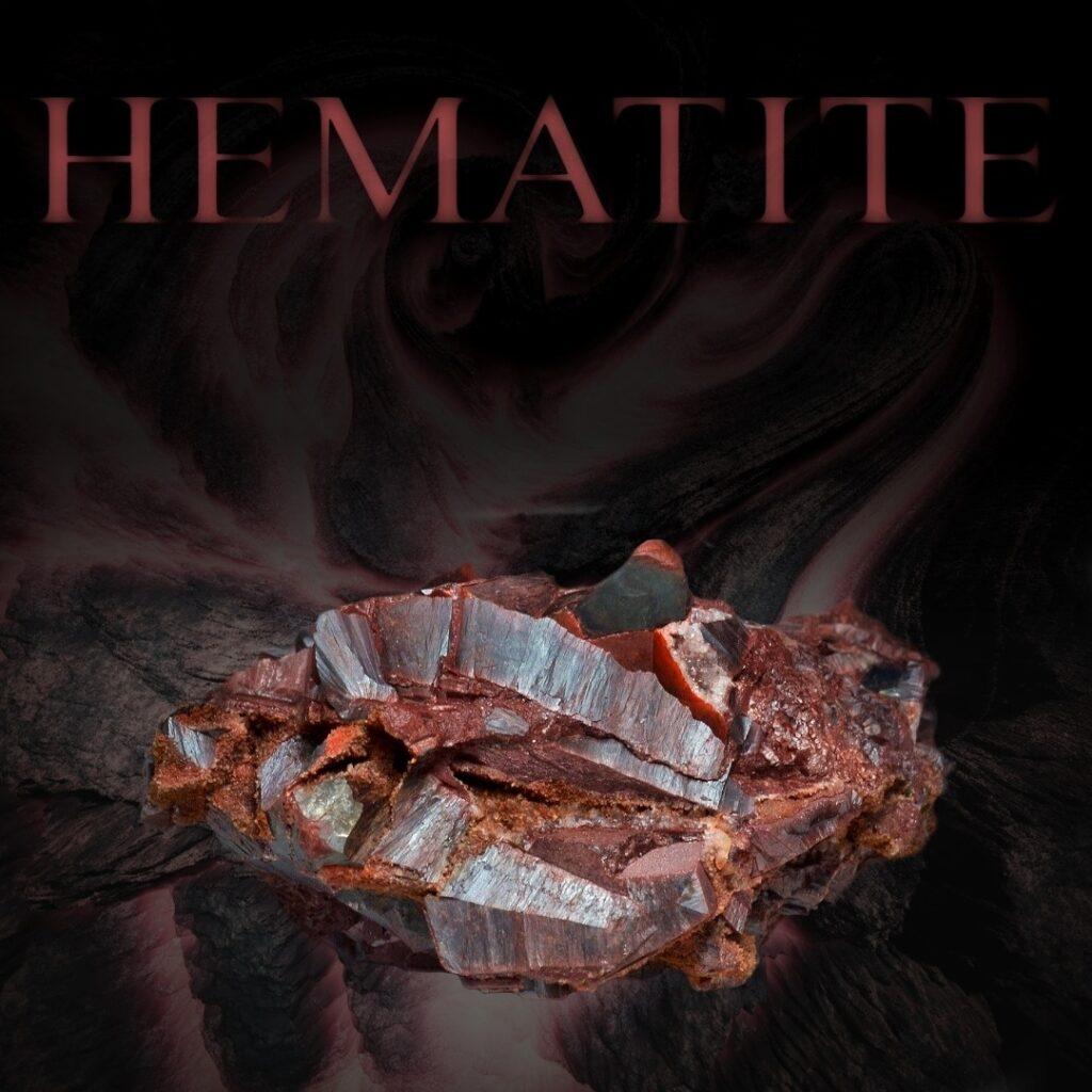 Hämatit Stein, auch Blutstein genannt mit silbernen und roten Steinstrukturen auf einem Lavahintergrund mit der roten Überschrift "HEMATITE"