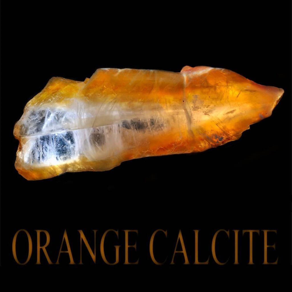 Orangencalcit Edelstein mit Selenitanteil auf schwarzem Hintergrund. Eine orangene Schrift unter dem Calcit lautet "ORANGE CALCITE"