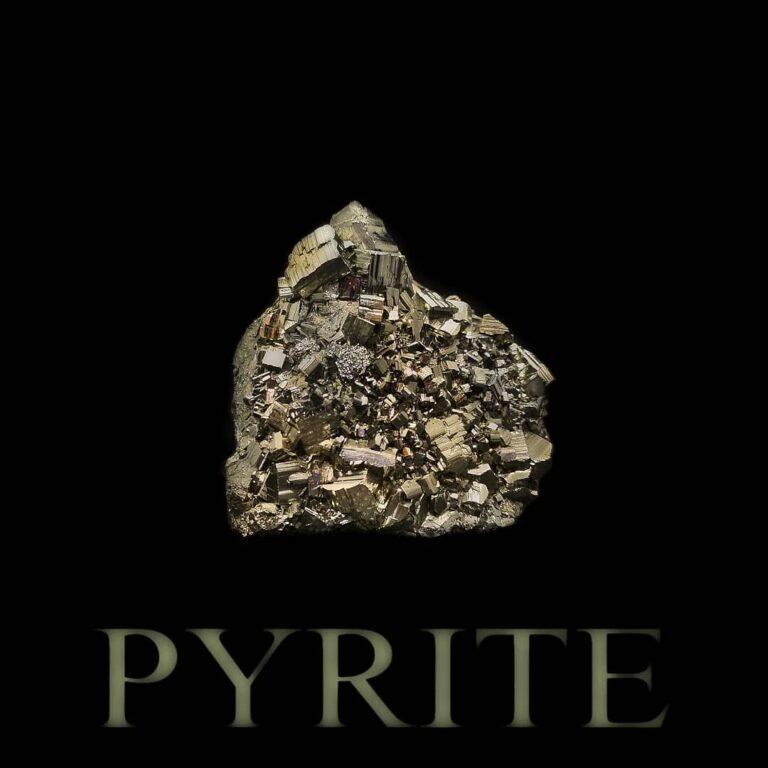 Pyrit Kristalle, auch Katzengold genannt auf schwarzem Hintergrund mit Beschriftung "PYRITE"
