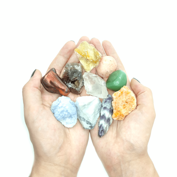 Produktansicht von 10 verschiedenen zufälligen Kristallen. Die abgebildeten Edelsteine sind bunt gemischt & beinhalten beispielsweise Calcite, Amethyst oder Tigerauge