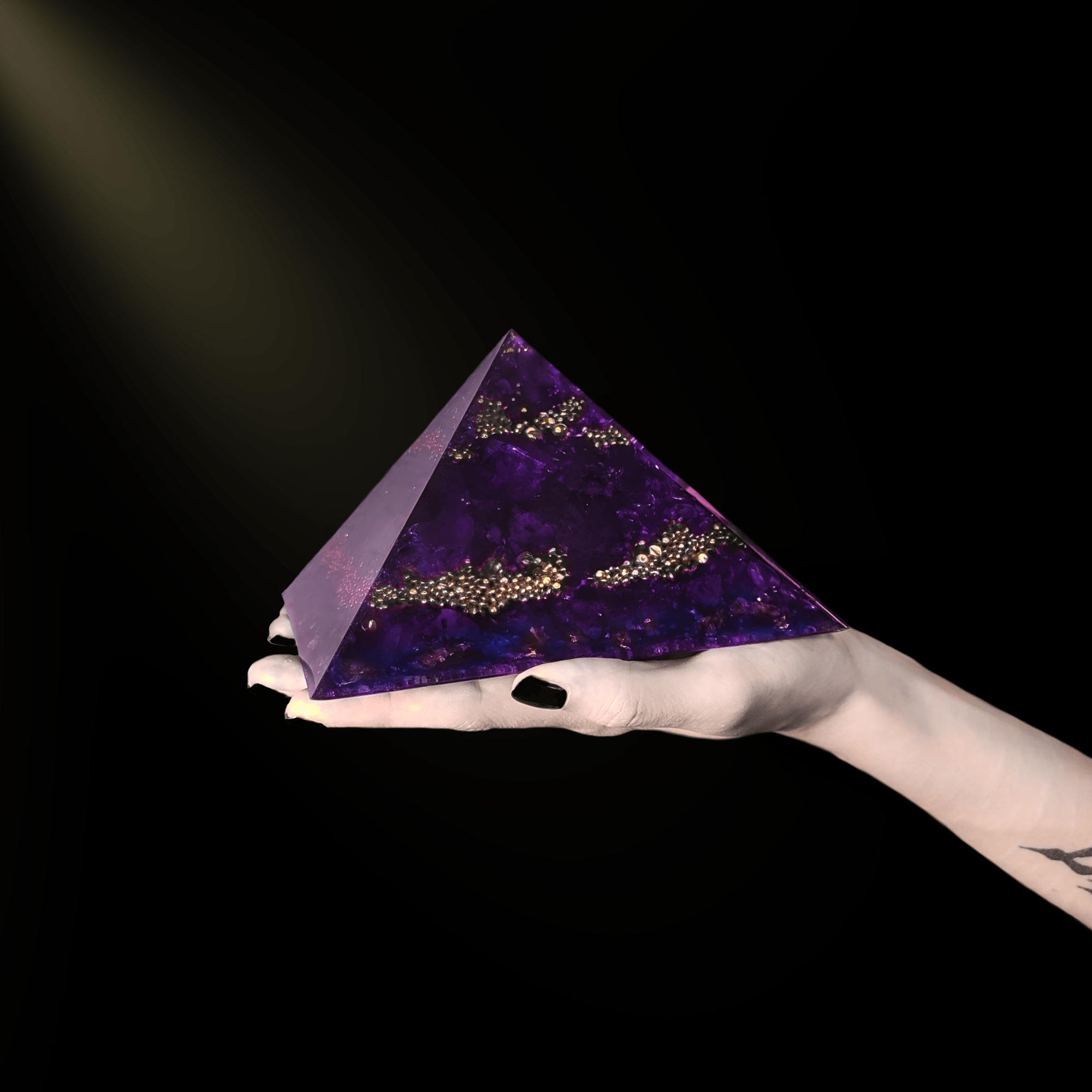 16cm XXL Orgonit Pyramide in Lila aus Amethyst, Charoit, Anhydrit & Gold.