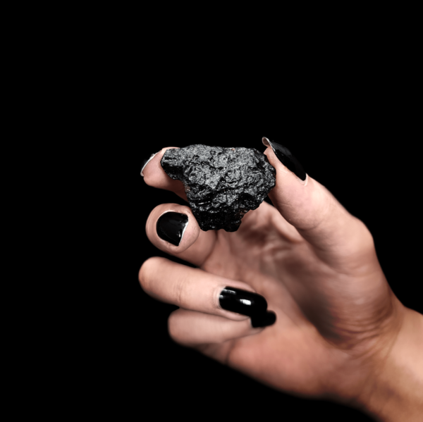 Nahaufnahme eines großen Tektit Meteoriten aus unserem Esoterik Shop