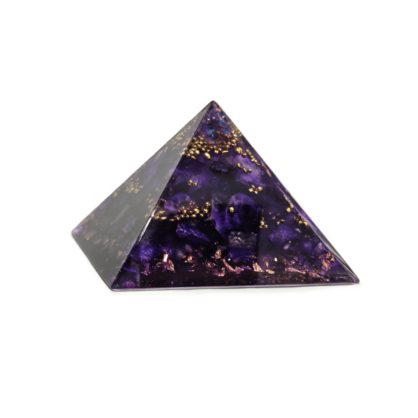 Lila Orgonit Pyramide mit Edelsteinen & goldenen Elementen.