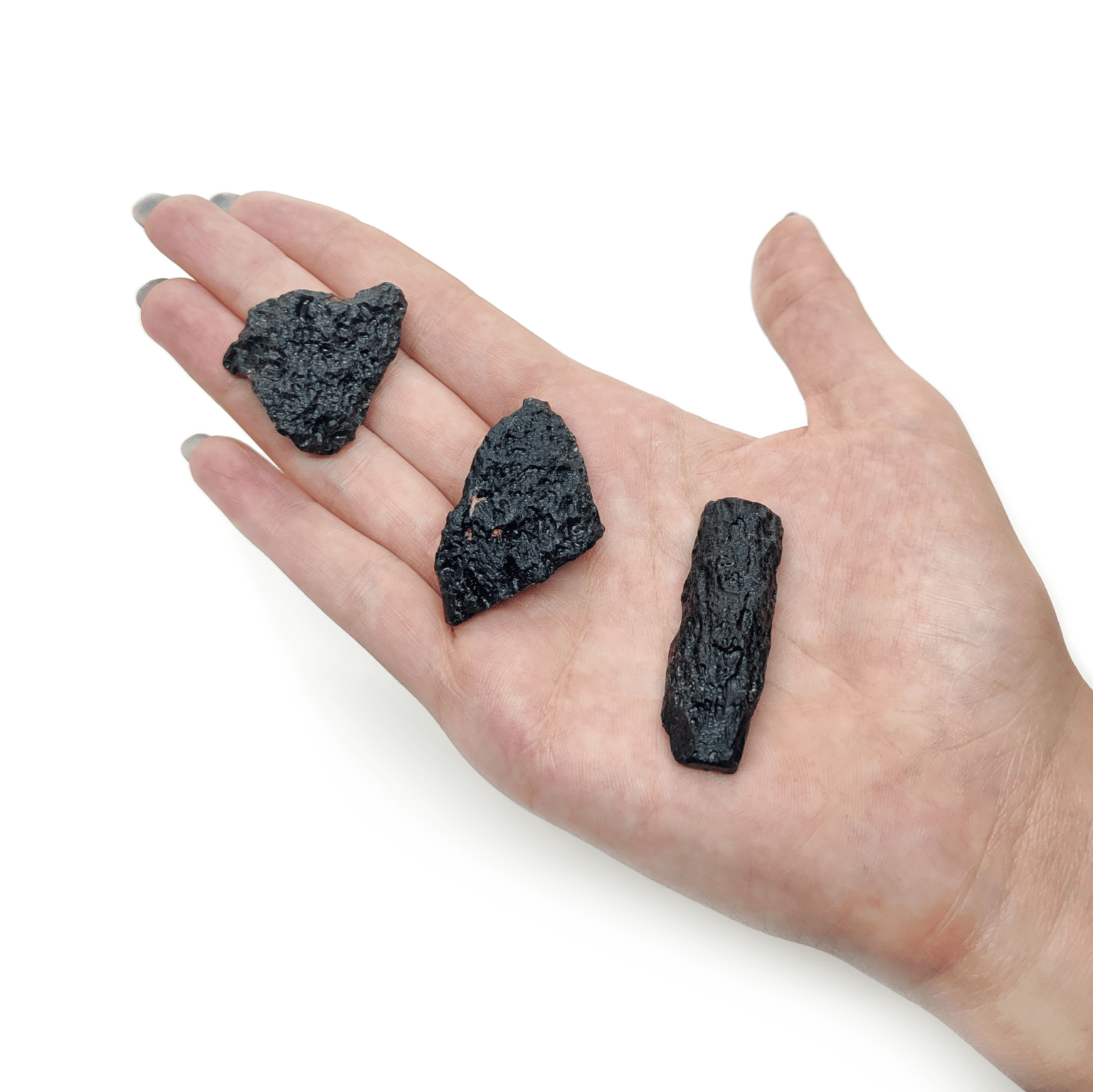 Produktpräsentation von großen schwarzen Tektit Meteoriten.