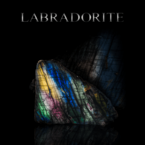 Labradorit Edelstein aus zwei Perspektiven mit Überschrift "Labradorit". Symbolbild zu spirituellen Eigenschaften von Labradorit.