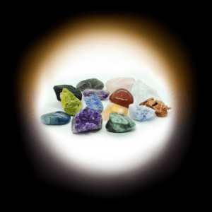 Mystery Crystal Symbolbild. Verschiedene Kristalle, Edelsteine & Trommelsteine.