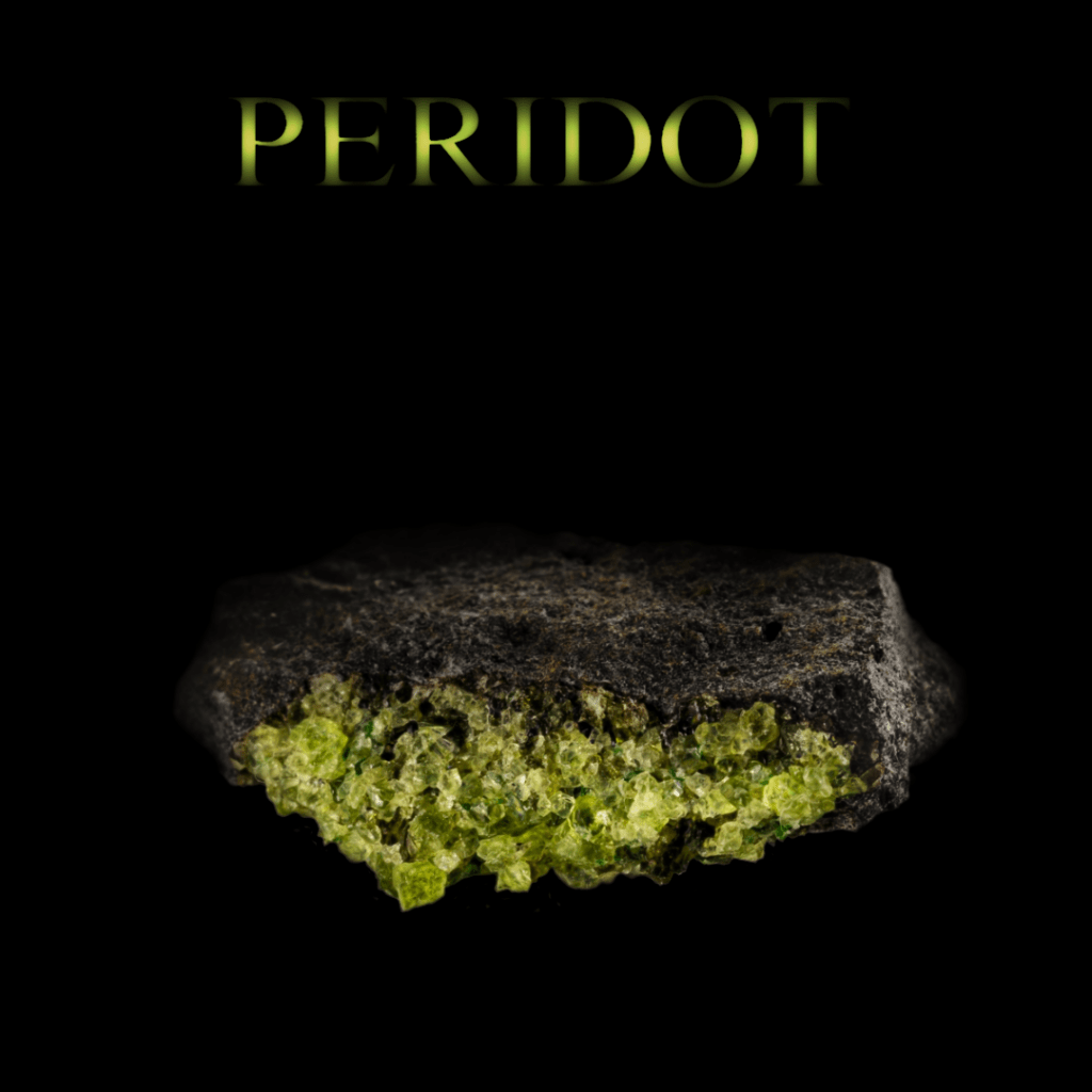 Peridot Kristalle mit Überschrift "PERIDOT". Symbolbild für die spirituelle Bedeutung von Peridot.