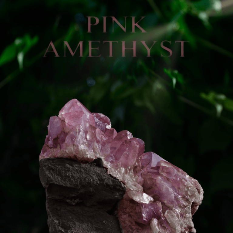 Pinker Amethyst Edelstein auf Naturhintergrund mit Überschrift "PINK AMETHYST". Symbolbild zur Erläuterung der spirituellen Eigenschaften und Symbolik von pinkem Amethyst.