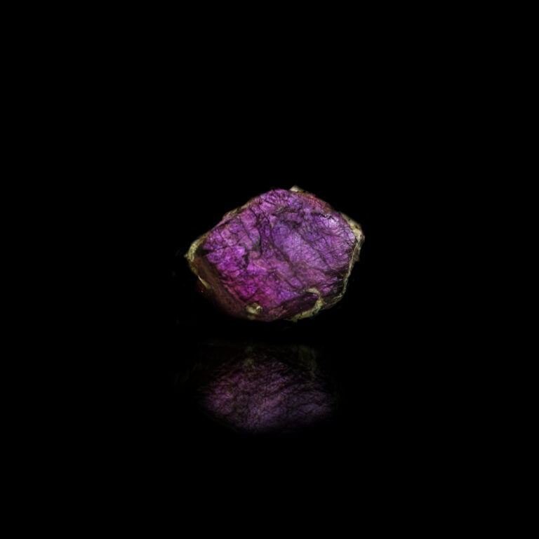Ein violett schillernder Purpurit. Dieser Edelstein ist auch als Heterosit bekannt.