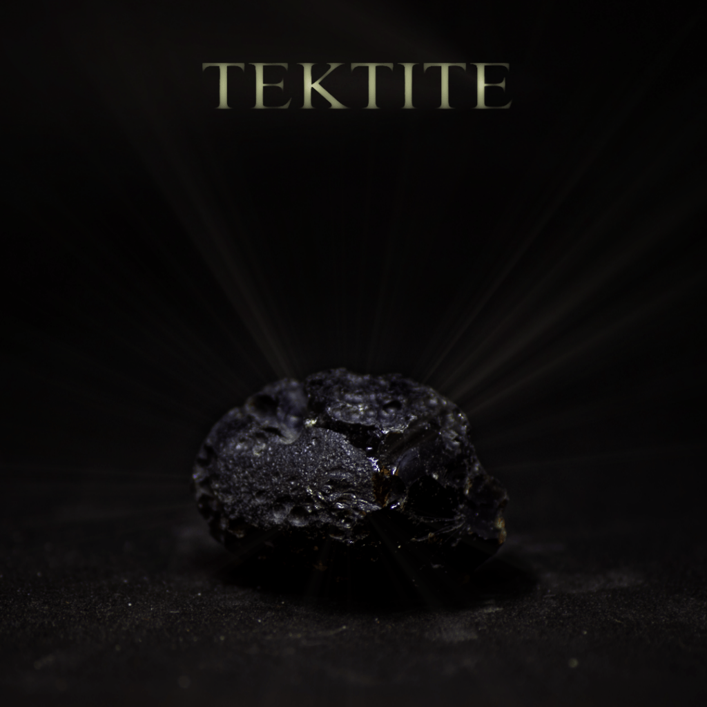 Tektit Meteorit mit Überschrift "TEKTITE". Symbolbild für die spirituellen Eigenschaften und Symbolik von Tektit.