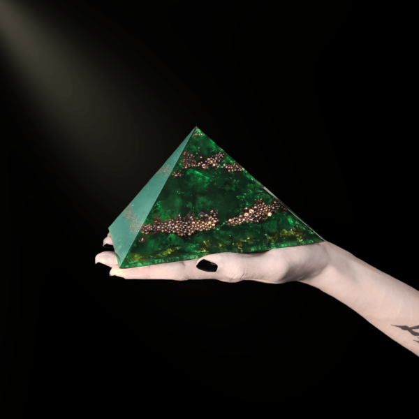Eine große 16cm Orgonit Pyramide mit Smaragd, Peridot & Smaragd.