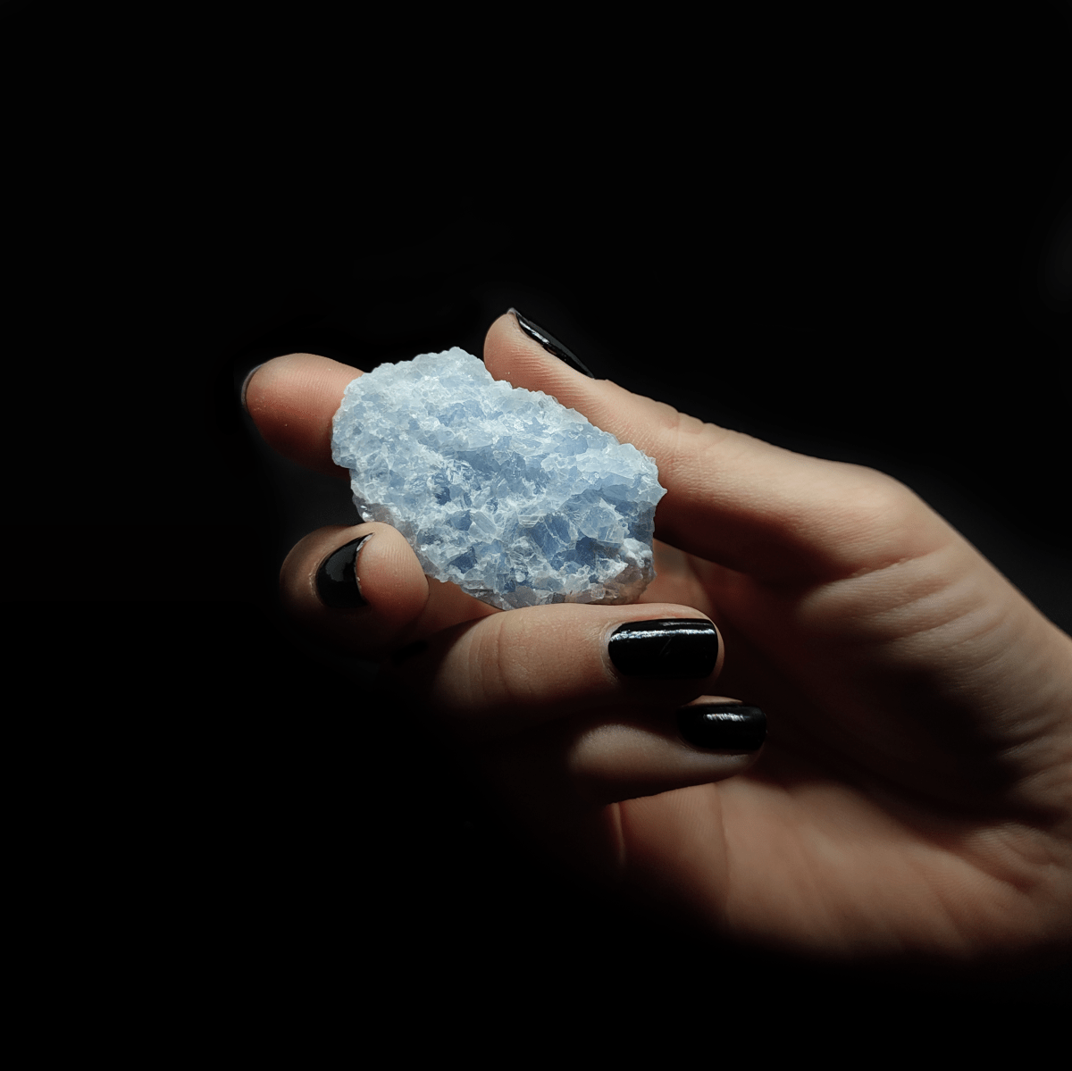 Blauer Calcit Rohstein, welcher in der Wassersteinmischung Gletscher enthalten sein kann.