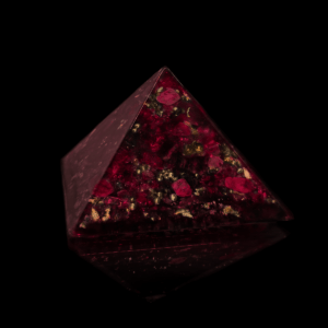 Kristall Pyramide "Blut des Berges" Orgonit