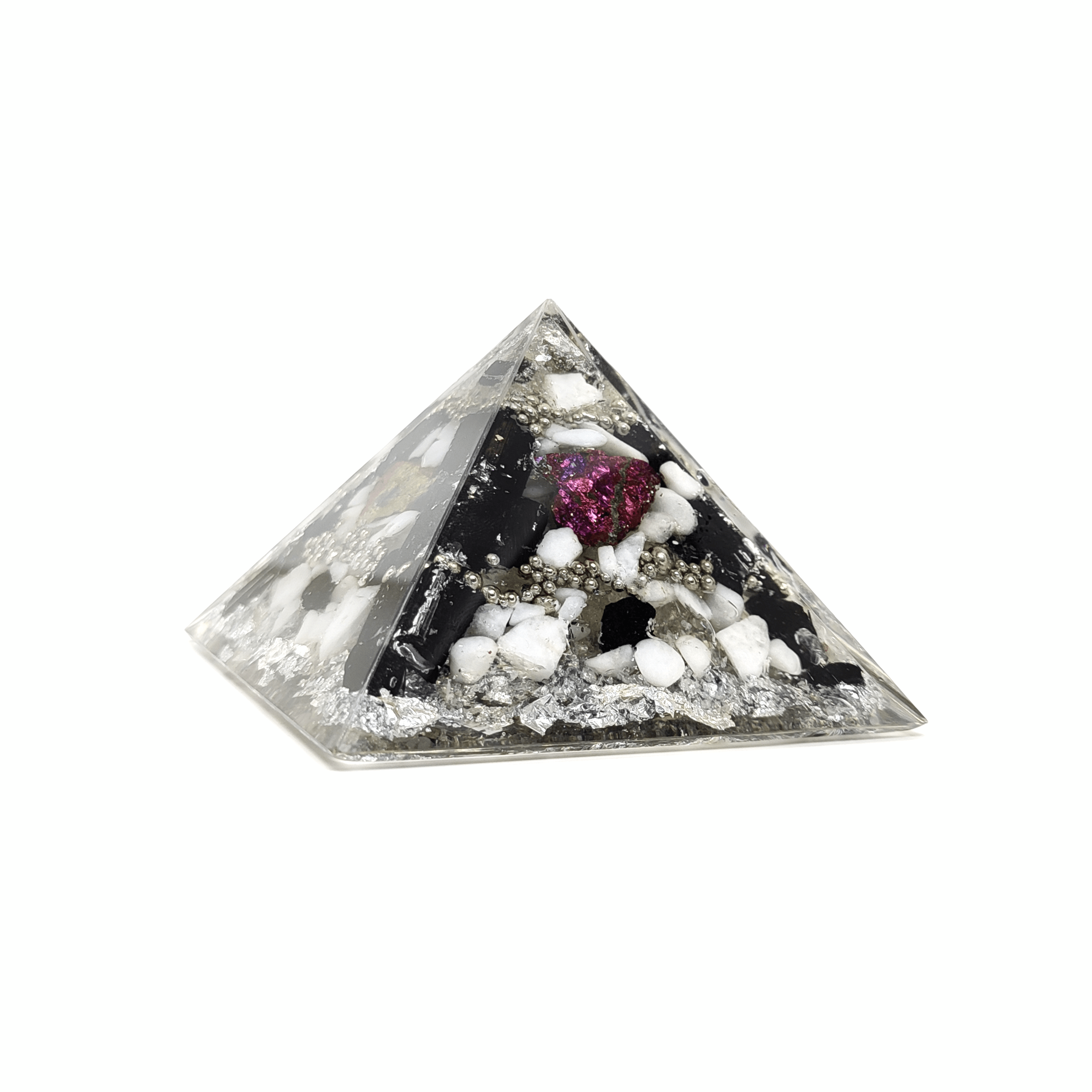 Schwarz/Weiß & bunte Orgonit Pyramide bestehend aus Edelsteinen, Epoxidharz & Metallen.