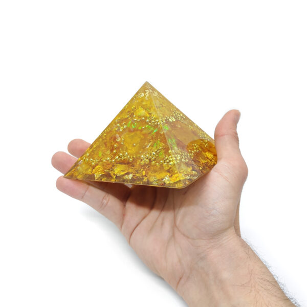 Goldgelbe Orgonit Pyramide mit gelben Edelsteinen, Citrin Kristall & Blattgold.