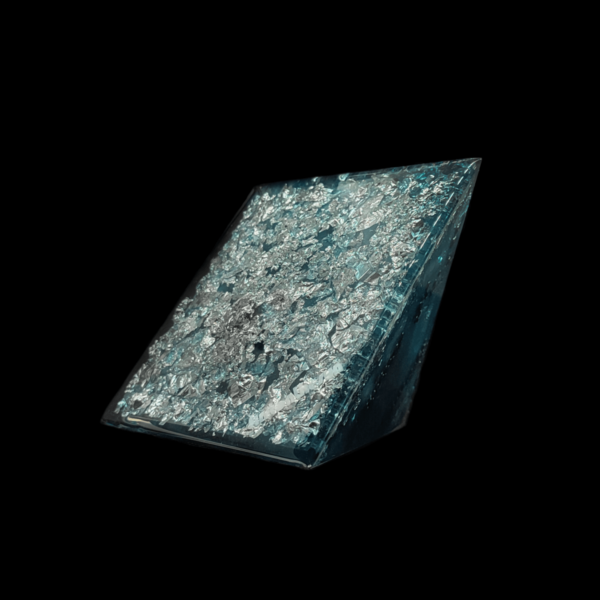 Boden einer Himmelsrufer Orgonit Pyramide. Dieser besteht aus silberfarbenen Metallflocken und ist spiegelglatt.
